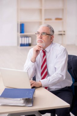 Eski çalışanım ve ofiste çok işim var.