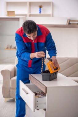 Genç marangoz evde mücevher çalıyor.