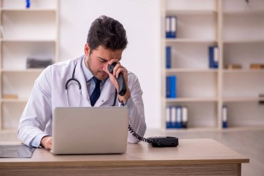 Teletıp konseptinde genç doktor