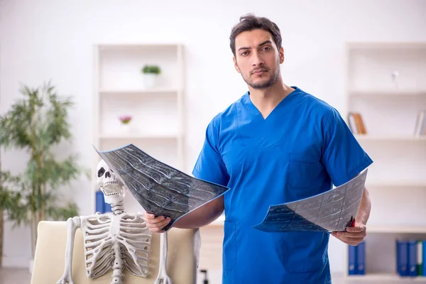 Jonge Arts Radioloog Skelet Patiënt Kliniek — Stockfoto