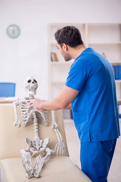 Ung Manlig Läkare Och Skelettpatient Kliniken — Stockfoto