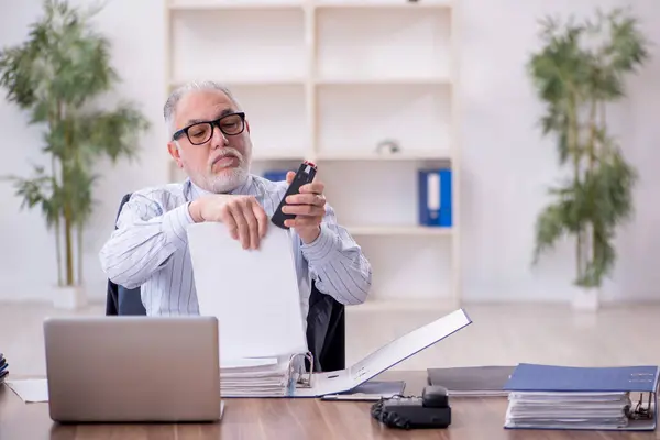 Old Boss Employee Too Much Work Workplace — Stock Photo, Image