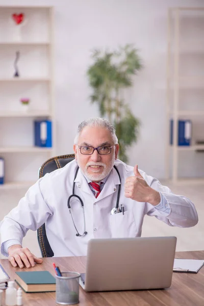 Vecchio Dottore Nel Concetto Telemedicina — Foto Stock