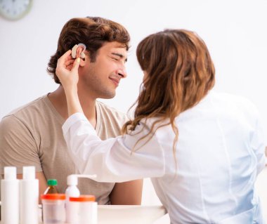 İşitme sorunu ziyaret Doktor otorhinolaryngologist olan hasta
