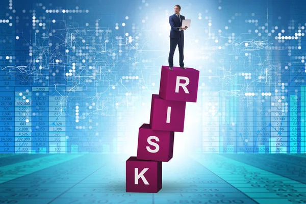 キューブ上のビジネスマンとのリスク管理の概念 — ストック写真