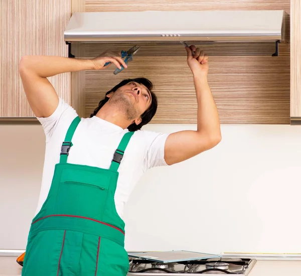 Der Junge Unternehmer Repariert Klimaanlage Der Küche — Stockfoto