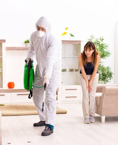 Young Professional Contractor Doing Pest Control Flat — ストック写真