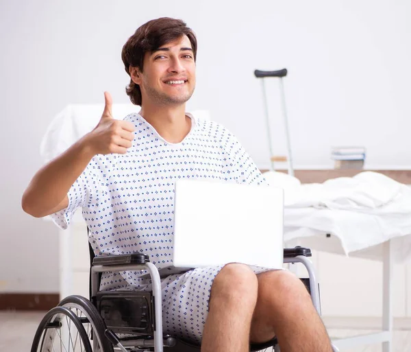 Der Junge Hübsche Mann Rollstuhl Krankenhaus — Stockfoto