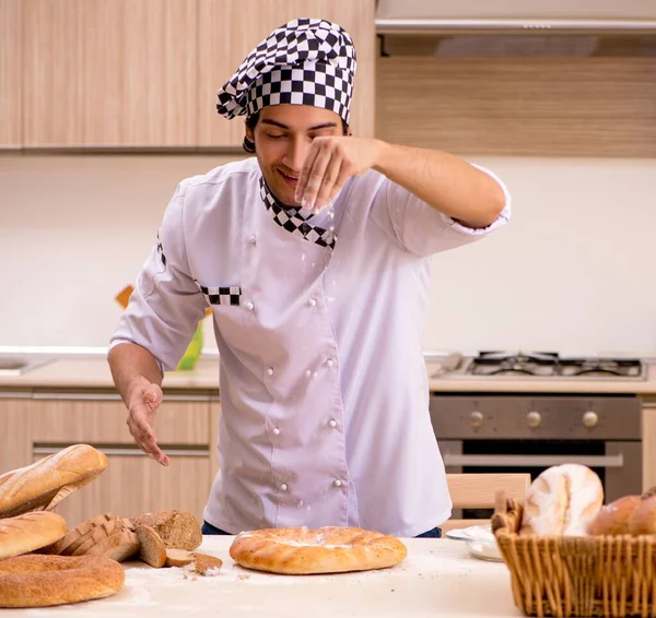 Joven Panadero Que Trabaja Cocina — Foto de Stock