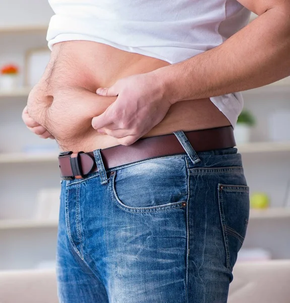 ダイエットの概念で余分な体重に苦しんでいる男 — ストック写真
