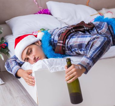 Yılbaşı partisinden sonra akşamdan kalma olan adam.