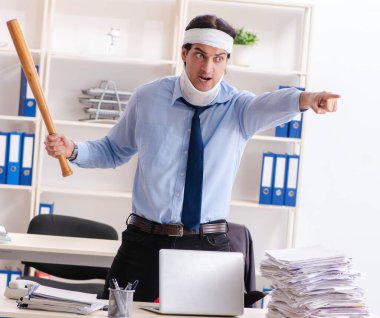 Ofiste çalışan yaralı genç adam.