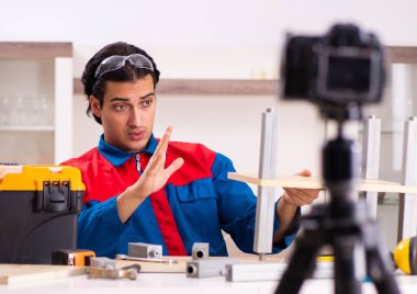 Genç müteahhit blogu için video kaydediyor.