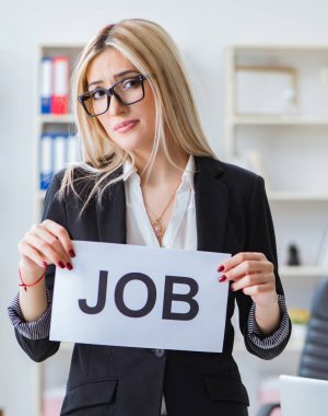 Ofiste mesajı olan genç iş kadını.