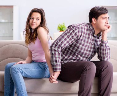 Parçalanmış ilişki kavramındaki genç aile.