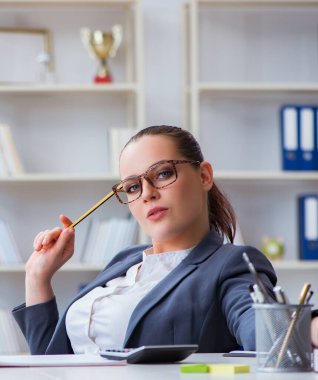 Masadaki ofiste çalışan iş kadını.