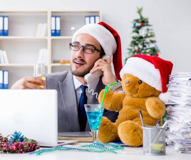 Genç işadamı Noel 'i ofiste kutluyor.