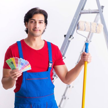 İçeride çalışan yakışıklı müteahhit.