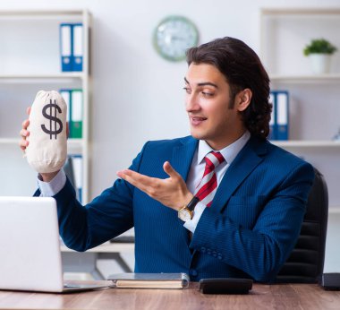 Ofiste çalışan genç erkek işadamı.