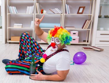 Sarhoş palyaço evde parti veriyor.