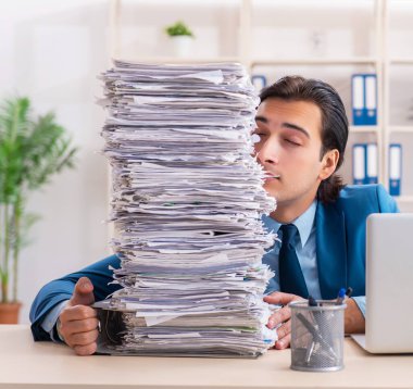 Genç yakışıklı işadamı aşırı çalışmaktan memnun değil.