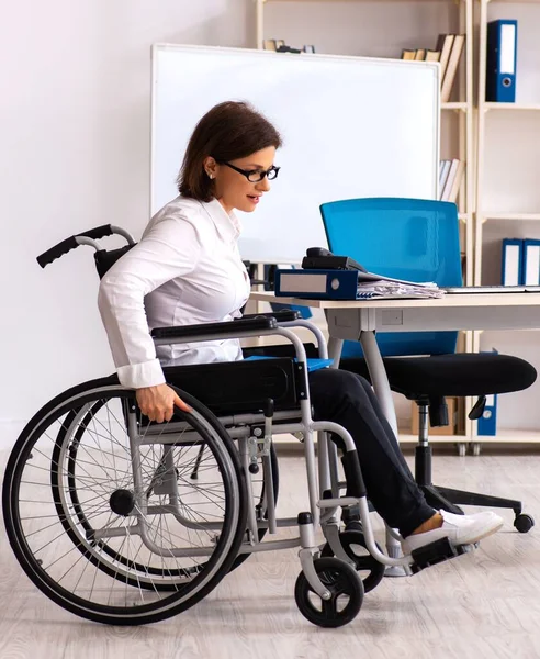 Γυναίκα Υπάλληλος Αναπηρική Καρέκλα Στο Γραφείο — Φωτογραφία Αρχείου