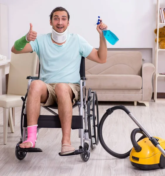 Jovem Cadeira Rodas Limpando Casa — Fotografia de Stock