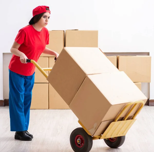 Young Female Professional Mover Doing Home Relocation — Stock Photo, Image