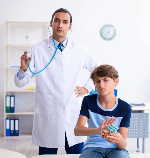 Mladý Lékař Vyšetřující Chlapce Klinice — Stock fotografie