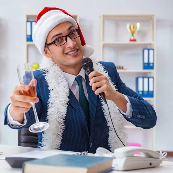 Karácsony Ünnepét Ünneplő Üzletember Irodában — Stock Fotó