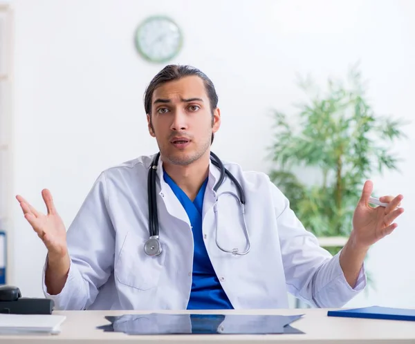 Den Unga Manliga Läkaren Som Arbetar Kliniken — Stockfoto