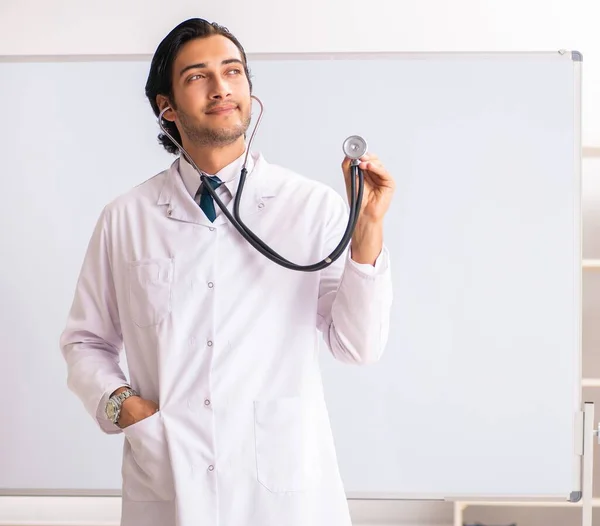Der Junge Arzt Vor Dem Whiteboard — Stockfoto