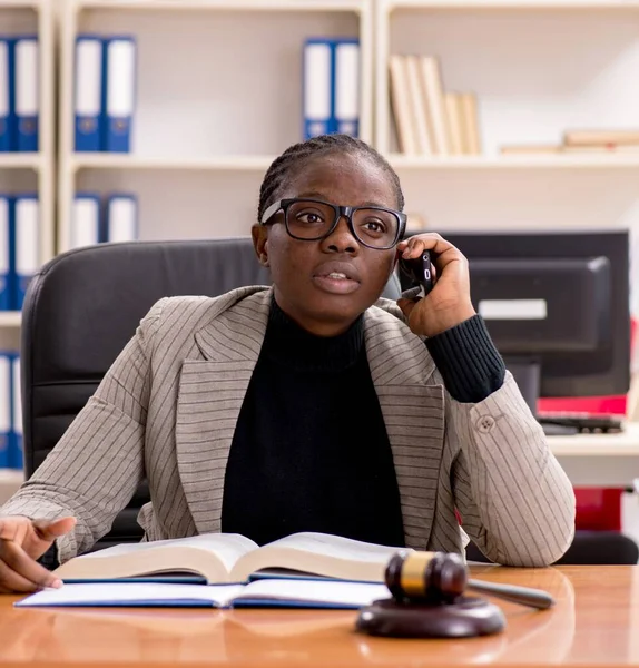 Black Female Lawyer Courthouse — Stock Photo, Image
