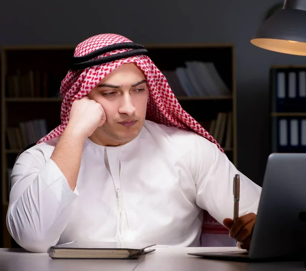 Empresário Árabe Trabalhando Até Tarde Escritório — Fotografia de Stock