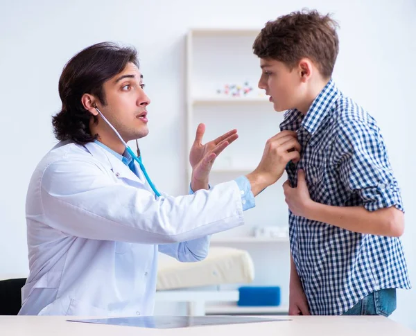 Mężczyzna Lekarz Bada Chłopca Przez Stetoskop — Zdjęcie stockowe
