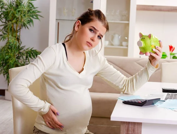 Joven Embarazada Concepto Planificación Presupuestaria — Foto de Stock