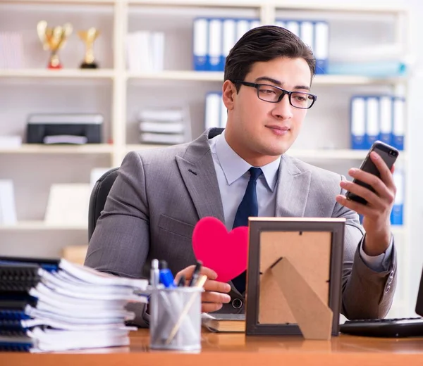 Biznesmen Czuje Miłość Miłość Biurze — Zdjęcie stockowe