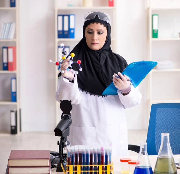 Die Chemikerin Hidschab Bei Der Arbeit Labor — Stockfoto