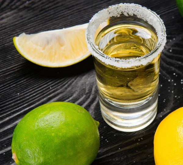 Bebida Tequila Servida Copos Com Limão Sal — Fotografia de Stock