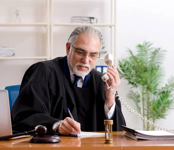 Idős Ügyvéd Aki Bíróságon Dolgozik — Stock Fotó