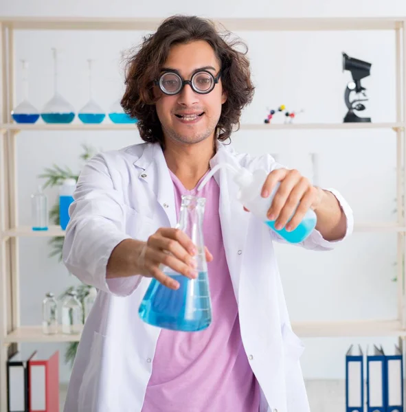 Смішний Хімік Чоловічої Статі Працює Лабораторії — стокове фото
