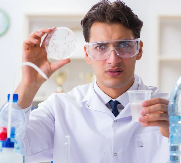 Lab Assistant Testing Water Quality — Stock Photo, Image