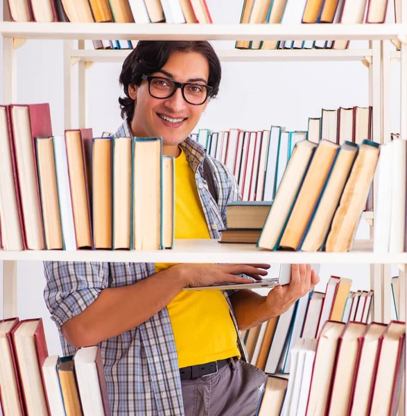 Студент Мужчина Готовится Экзаменам Библиотеке — стоковое фото