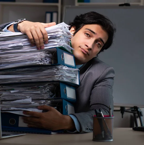 Der Junge Männliche Mitarbeiter Arbeitet Spät Büro — Stockfoto