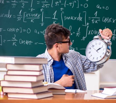 Okulda matematik okuyan genç erkek öğrenci.