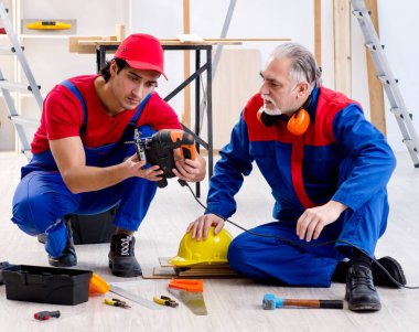 İki profesyonel müteahhitler evde döşeme döşeme