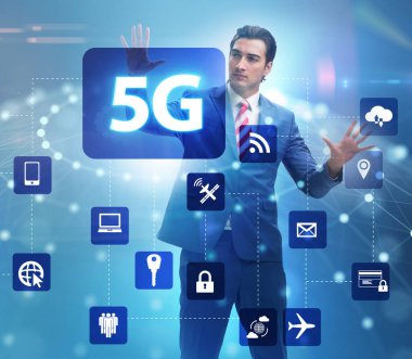 İş adamının tuşlara bastığı 5G İnternet konsepti