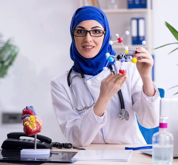 Arab Női Orvos Aki Klinikán Dolgozik — Stock Fotó