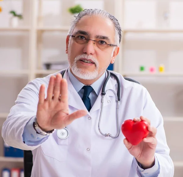 Anciano Médico Cardiólogo Con Modelo Corazón —  Fotos de Stock
