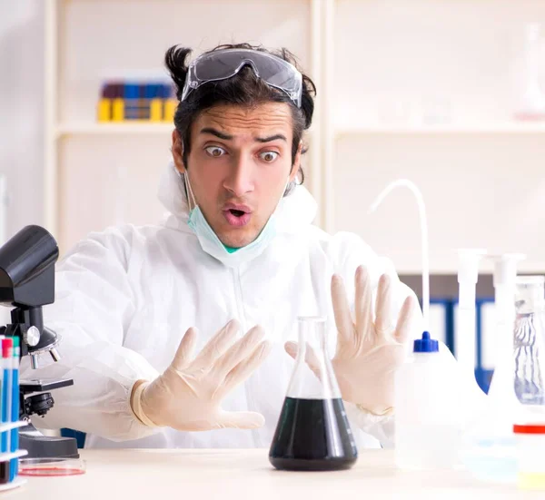 研究室で働いている若いハンサムな化学者 — ストック写真